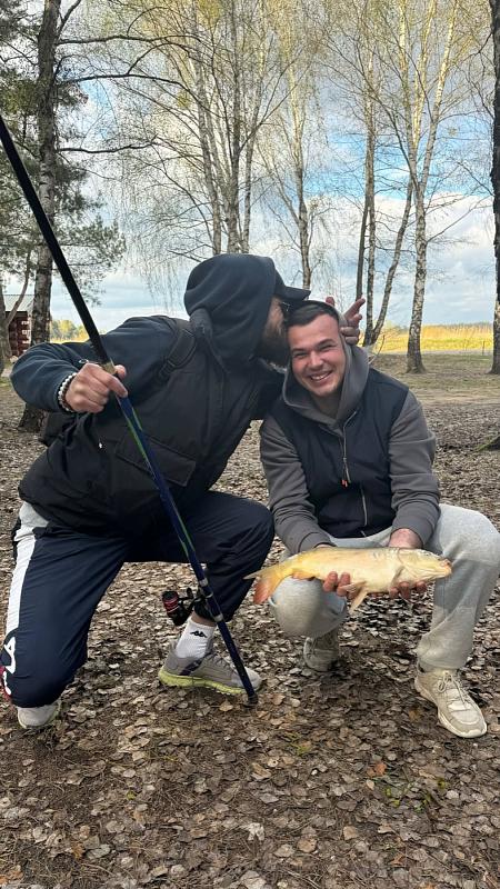Карп, пойманный в водоёме у домиков рыбака